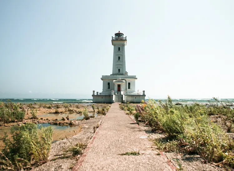 Point Abino Lighthouse in the Summer